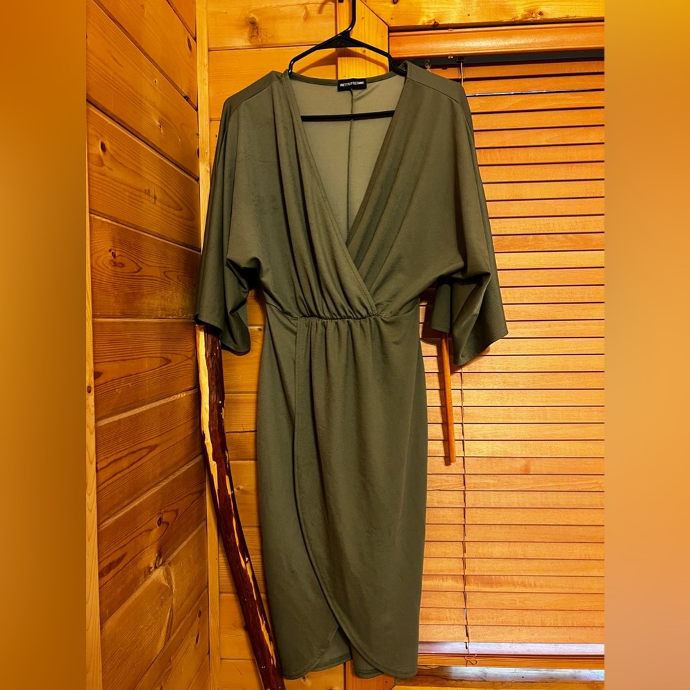 Pretty Little Thing V-Neck Dress